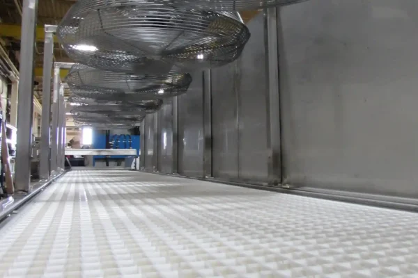 Modular belt cooling conveyor for muffins with overhead fans