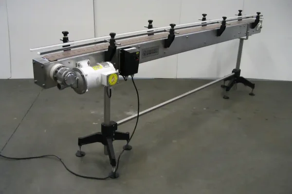 Tabletop style bottle conveyor for beverages and food packaging